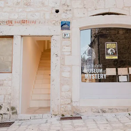 Fingerprint 5 Min From Center & *