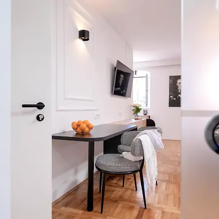 Fingerprint 5 Min From Center & *