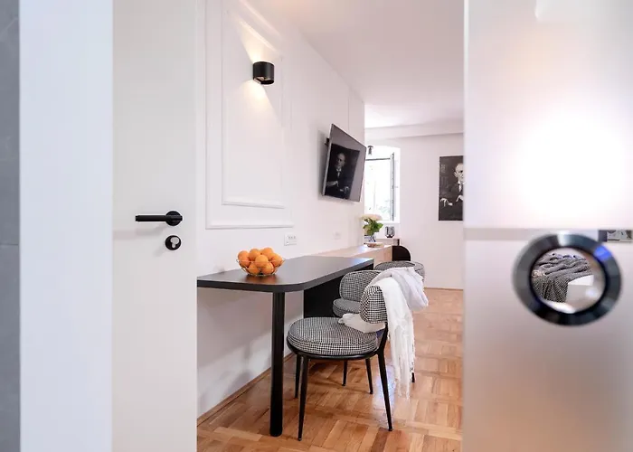 Fingerprint 5 Min From Center & *